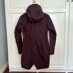 Lululemon rain jacket size 6